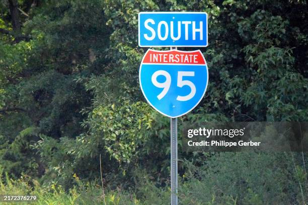 south interstate 95 sign - interstate 95 stock pictures, royalty-free photos & images