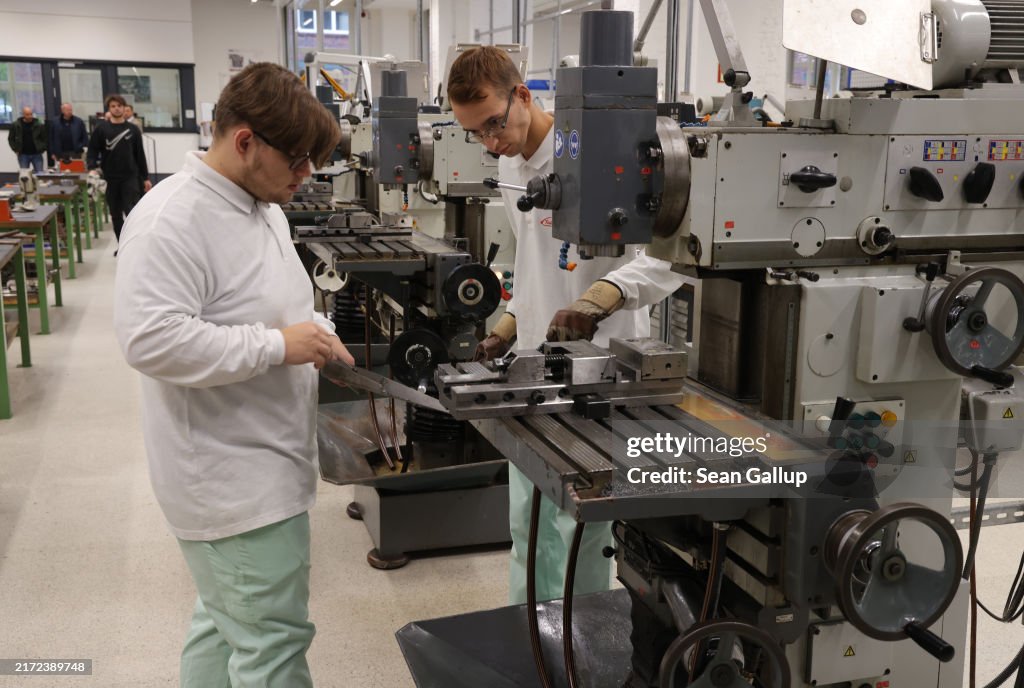 Finance Minister Lindner Visits ABB Manufacturing Training Center