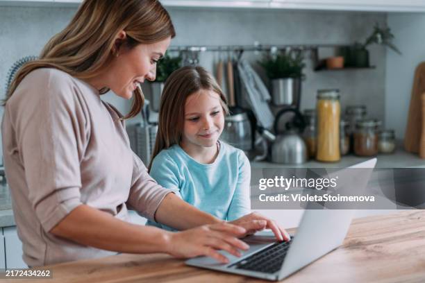 mutter und tochter arbeiten zu hause. - teilzeitarbeiter stock-fotos und bilder