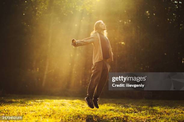 man silhouette in rays of sun. - leve imagens e fotografias de stock