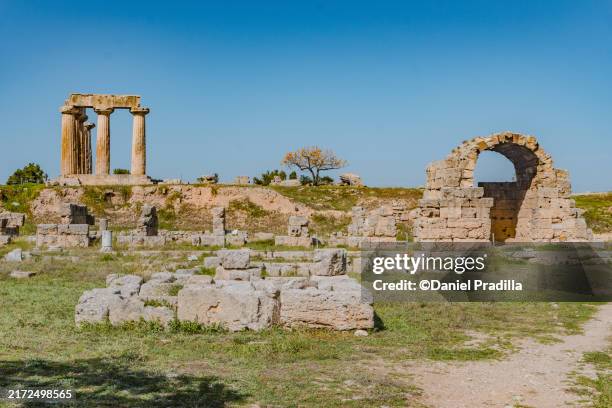 the ancient corinth ruins, peloponnese peninsula, greece. - templo de apolo corinto imagens e fotografias de stock