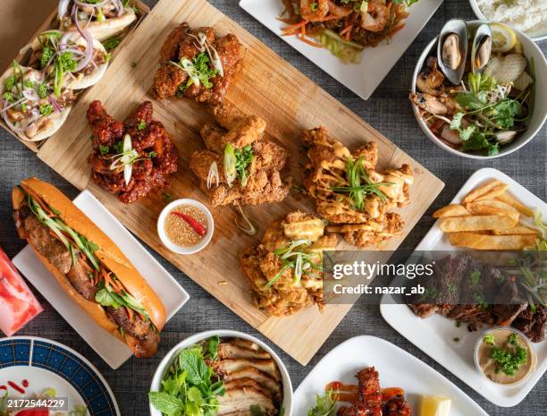 table top of variety of fast food. - gefrituurde kip stockfoto's en -beelden