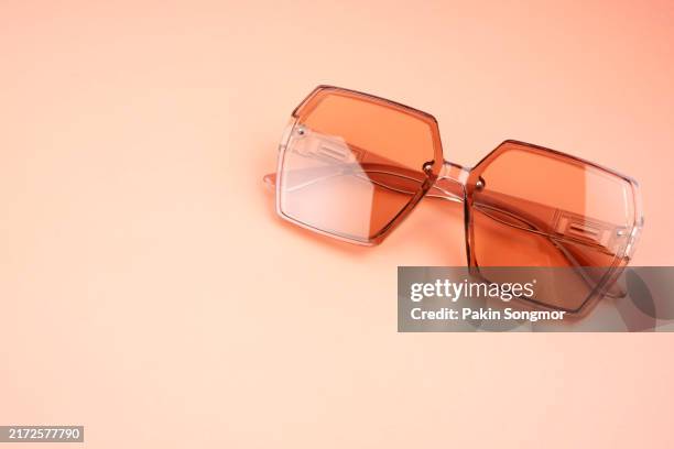 top view of brown sunglasses on beautiful background and copy space, summer accessory. - sonnenbrille stock-fotos und bilder