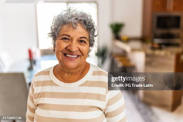 retrato de la mujer mayor en casa - mujeres mayores fotografías e imágenes de stock