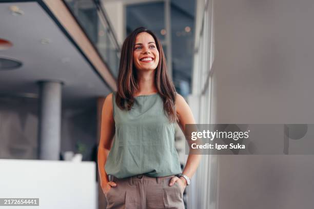 ritratto di una donna d'affari in piedi nell'ufficio - donne giovani foto e immagini stock