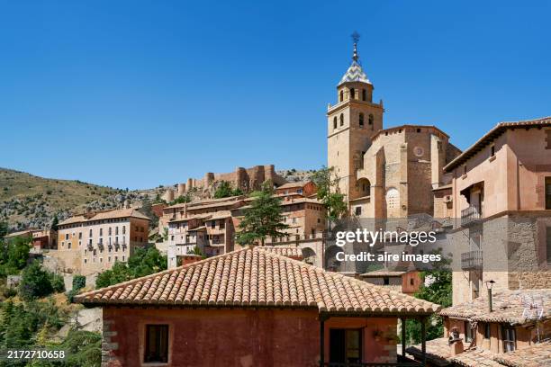 photo on a sunny day of old buildings of teruel spain with a background of a clear blue sky. - aragon photos et images de collection
