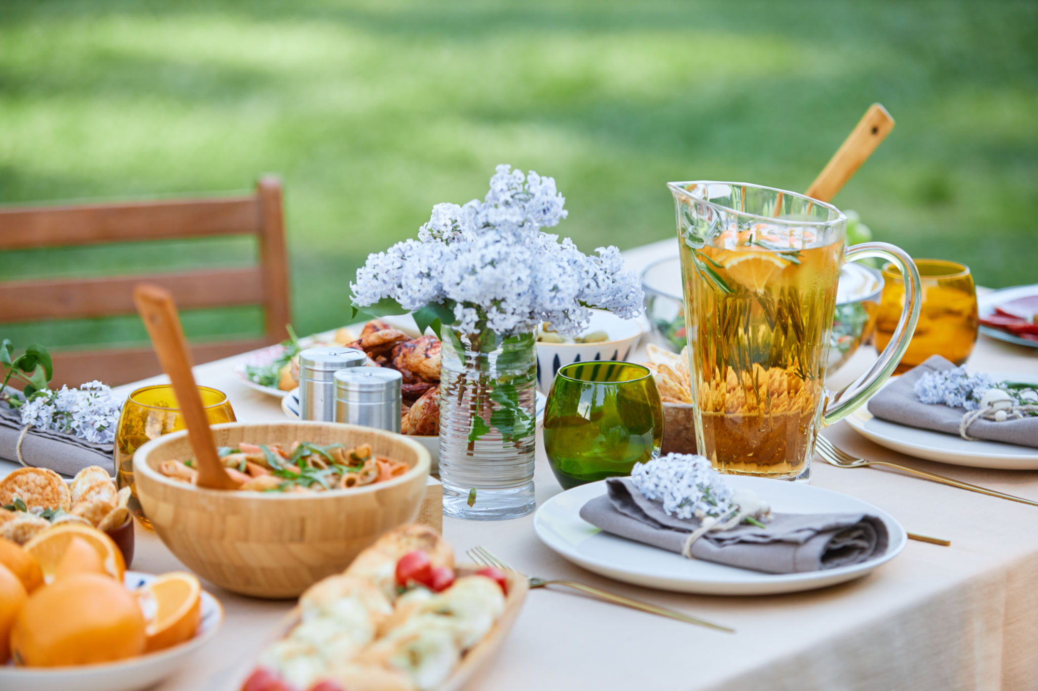 Creating Outdoor Table Set with Elegant Tableware Creating Outdoor Table Set with Elegant Tableware