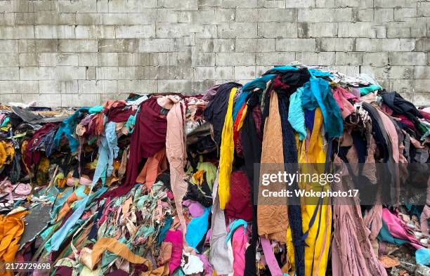 fast fashion waste - fast fashion stockfoto's en -beelden