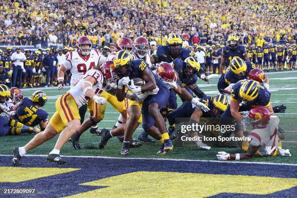 Michigan Wolverines running back Kalel Mullings runs with the ball into the end zone for the game-winning touchdown during the fourth quarter of a...