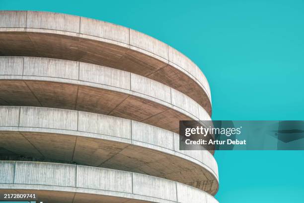 brutalism architecture with spiral concrete ramp - brutalist building photos et images de collection