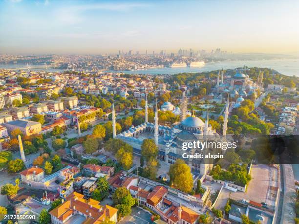 hagia sophia und blaue moschee in istanbul - sultanahmet-viertel stock-fotos und bilder