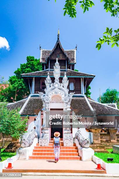 woman entering an old buddhist pagoda - cidade de chiang mai imagens e fotografias de stock