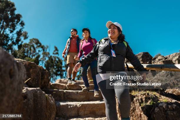 reiseleiterin spricht mit touristen in cusco, peru - reiseführer stock-fotos und bilder
