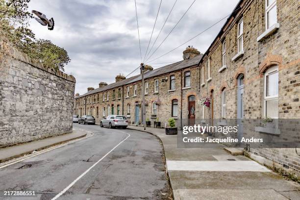 view of a typical, pretty residential area with terraced brick houses in dublin, sráid uí chiarabháin, kirwin street, ireland - kirwin stock pictures, royalty-free photos & images