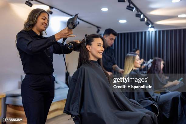 zufriedene kunden im friseursalon - schönheitssalon stock-fotos und bilder