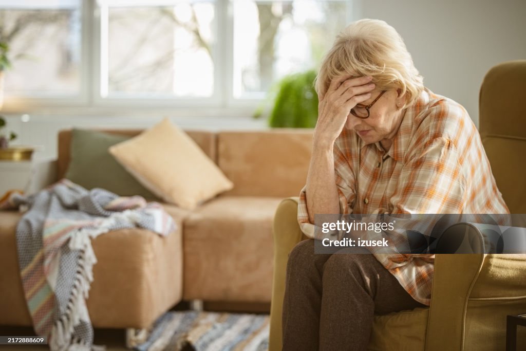 Traurige Seniorin zu Hause