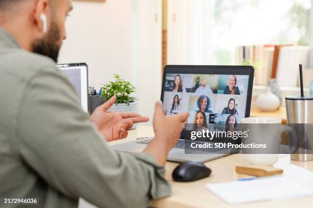 foto dal basso dei colleghi riuniti per una riunione virtuale del personale - educazione online foto e immagini stock
