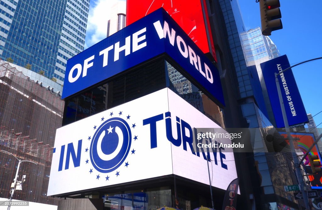 Digital billboards in Times Square broadcast to ''Invest in Turkiye''