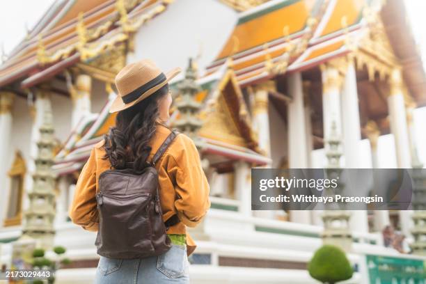 woman walking in wat pho temple - cultura tailandesa fotografías e imágenes de stock