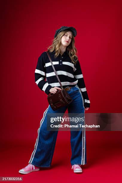 fashionable woman on plain background - boné estilo padeiro imagens e fotografias de stock