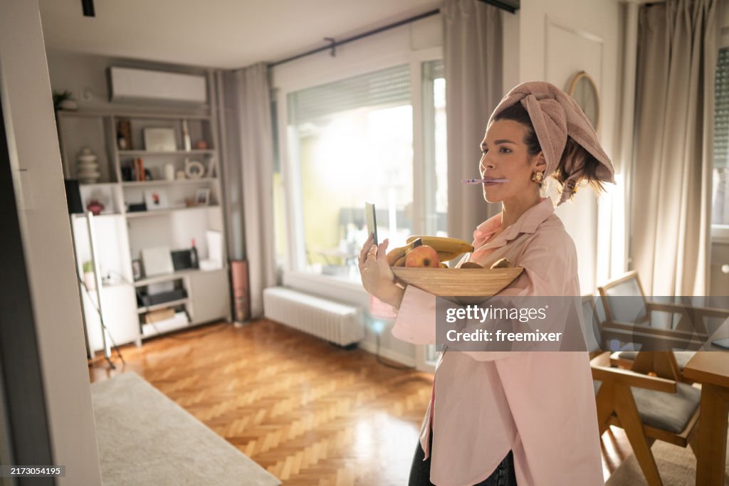 La función de multitarea mujer en casa