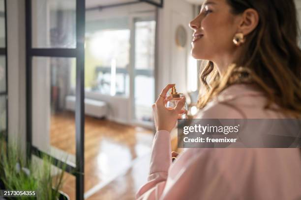 a little perfume and i'm ready - perfumado imagens e fotografias de stock