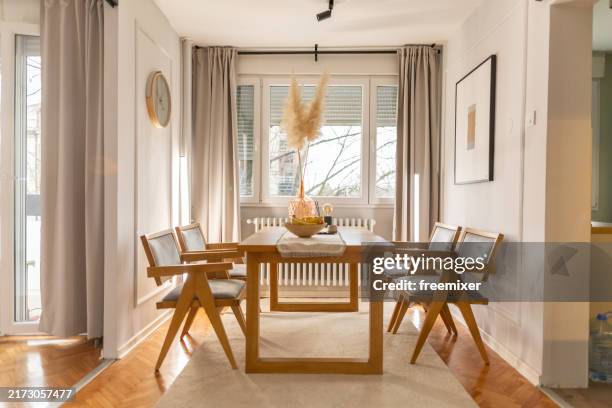 bright dining room in beige tones without people - eetkamer stockfoto's en -beelden