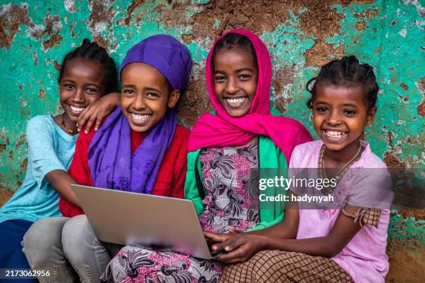 young african girls using laptop, east africa - ontwikkelingslanden stockfoto's en -beelden