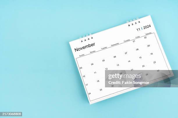 november 2024 desk calendar on blue color background. - sexta feira - fotografias e filmes do acervo