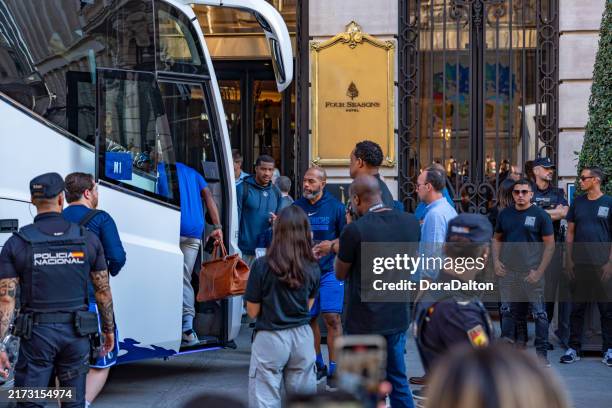 das ehemalige gebäude der banco español de crédito, heute das four seasons hotel und palacio de la equitativa, madrid, spanien - fußballmannschaft stock-fotos und bilder