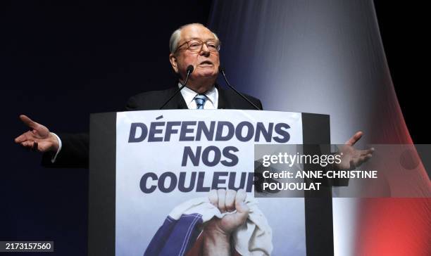 Le président du Front national et tête de liste du parti pour les élections régionales en Provence-Alpes-Côte-d'Azur Jean-Marie Le Pen, s'exprime à...