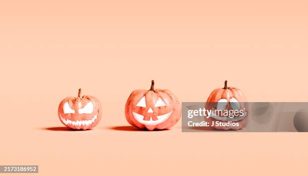 hallowenn pumpkins in a row - halloween lantern stock pictures, royalty-free photos & images