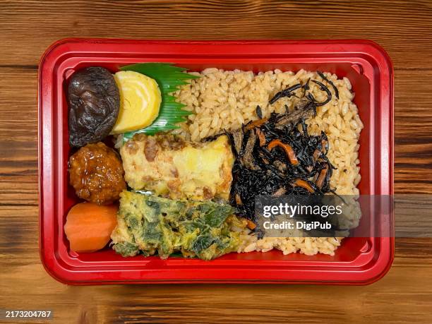 hijiki takikomi gohan bento - dashimaki tamago fotografías e imágenes de stock