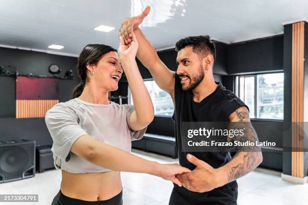 young couple rehearsing in a dance studio - salsa imagens e fotografias de stock