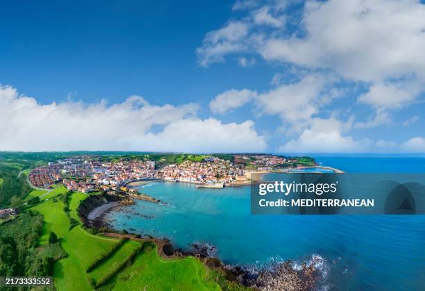 luanco in asturien, luftaufnahme des dorfes und des strandes im kantabrischen meer spanien - jakobsweg stock-fotos und bilder