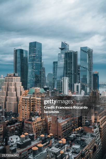 sunset over hudson yards skyscrapers, high point of view. new york city, usa - margem do rio imagens e fotografias de stock