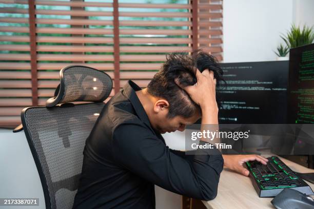 frustrated programmer struggling with coding error - fehlermeldung stock-fotos und bilder