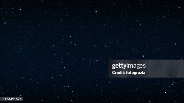 night sky full of glowing stars - textfreiraum stock-fotos und bilder