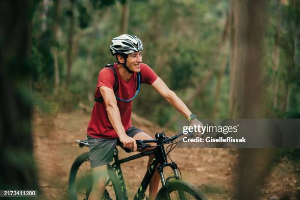 ritratto di un bell'uomo sulla sua bici - ciclista foto e immagini stock