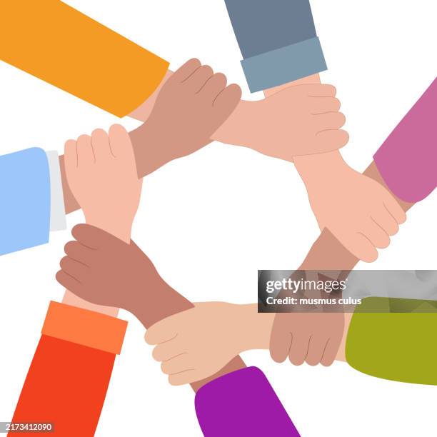 hände zusammengefaltet,bild von verschiedenen händen, die zusammenkommen, symbolisiert die zusammenarbeit von menschen unterschiedlicher ethnischer herkunft. - emotionale unterstützung stock-grafiken, -clipart, -cartoons und -symbole