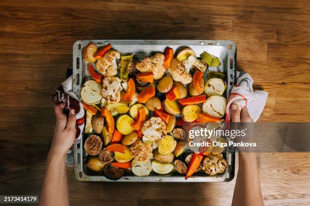 cooking vegetable dishes, baked vegetables, vegan / vegetarian recipe. home cooking. hand-made food. healthy meal with pumpkin. - backblech stock-fotos und bilder