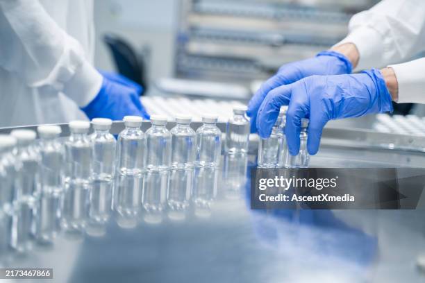 detail der hände, die in der pharmazeutischen fabrik arbeiten - arzneimittelherstellung stock-fotos und bilder
