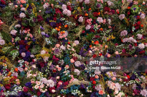 elaborate large-scale floral arrangement on a wall - composizione di fiori foto e immagini stock
