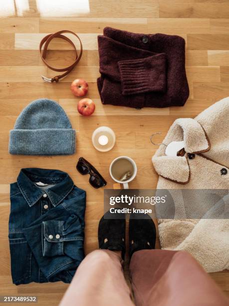 mode d’automne à plat avec tricots et chaussures et veste - ceinture par dessus photos et images de collection