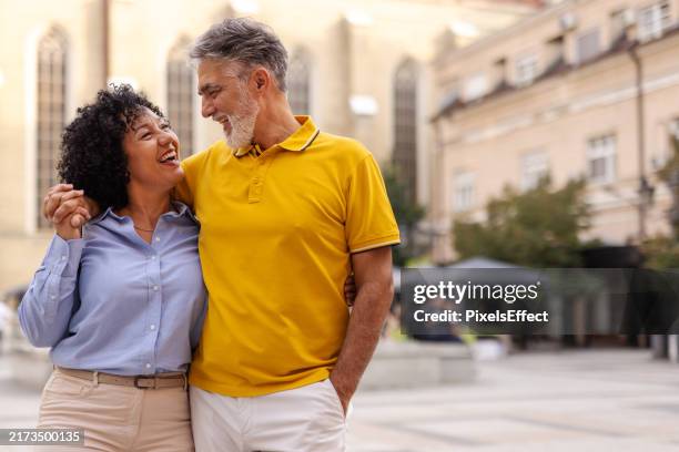para siempre no es suficiente cuando estás enamorado - enamorarse fotografías e imágenes de stock