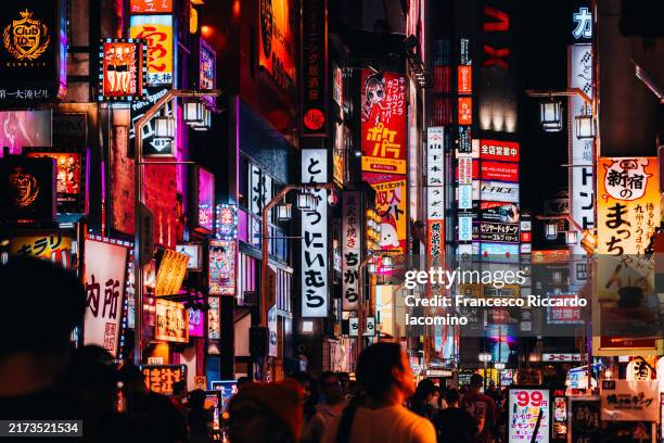 illuminated neon signs in tokyo, japan - prefettura di tokyo foto e immagini stock
