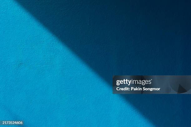 dark blue grunge background with light and shadow. - pared azul fotografías e imágenes de stock