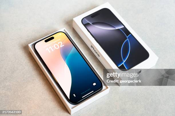 iphone 16 pro smartphone - iphone imagens e fotografias de stock