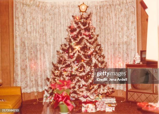 vintage christmas home, 1970s christmas tree with ornaments, winter holiday season background - old fashioned christmas stock pictures, royalty-free photos & images