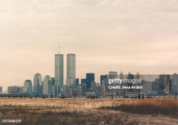 vintage 1990s new york city skyline, twin towers, world trade center - new york city skyline twin towers photos et images de collection